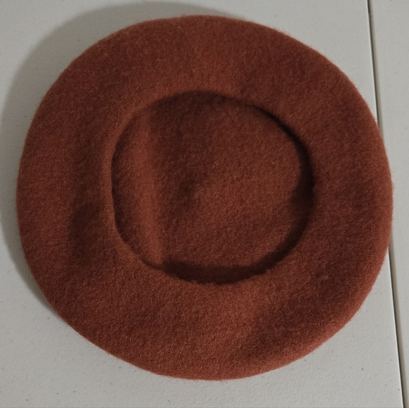Wool Fox Ears Rust Painter Beret - Picture 7 of 7